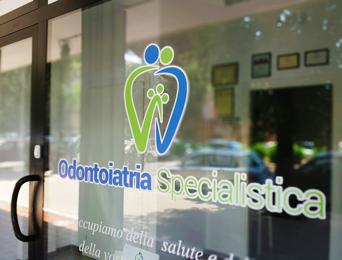 Odontoiatria Specialistica Allestimento Vetrofanie Esterne by Maniac Studio