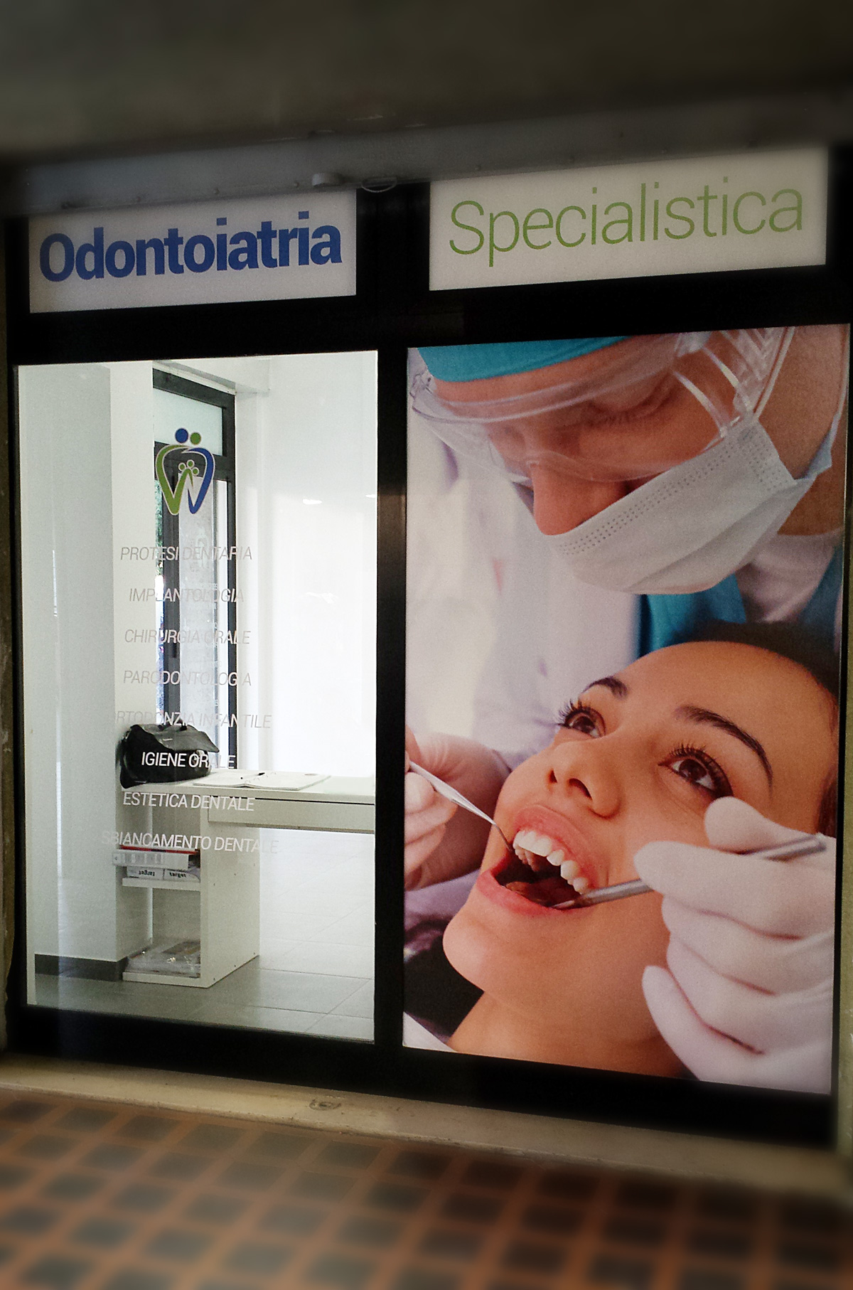 Odontoiatria Specialistica Allestimento Vetrofanie Esterne by Maniac Studio
